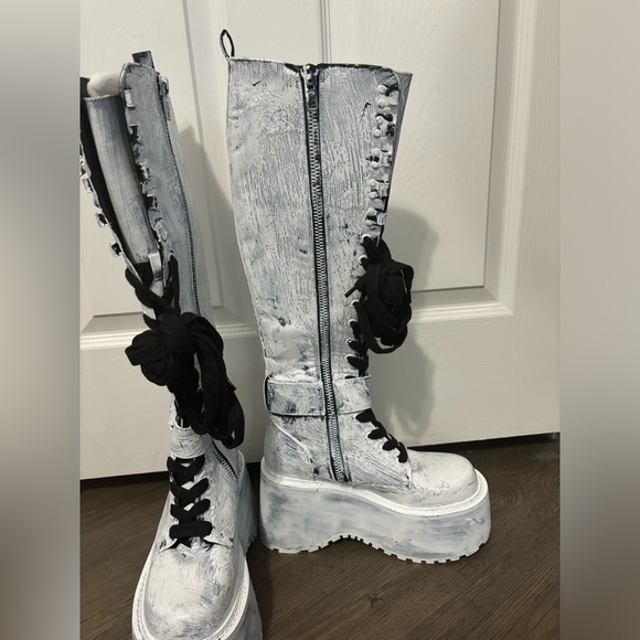 NWOB Dolls Kill / Club Exx Painted Obsidian Pocket Combat Boots - Picture 4 of 9